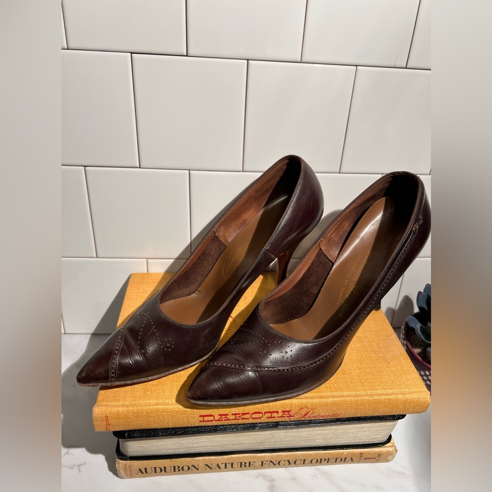 Carmelletes Vtg Genuine Brown Leather pumps bow detail, narrow heel, size 8.5